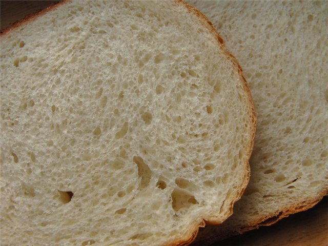 Pan de patata sobre pasta choux en una máquina de pan