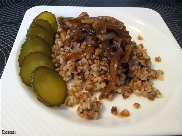 Grano saraceno con cipolle caramellate