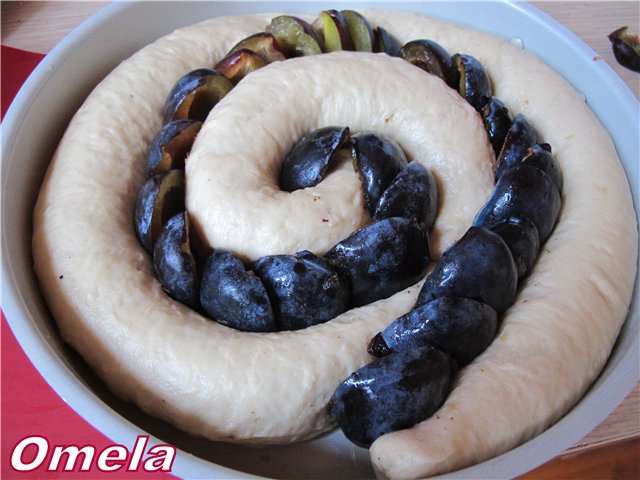 Spiral pie with poppy seeds and plums