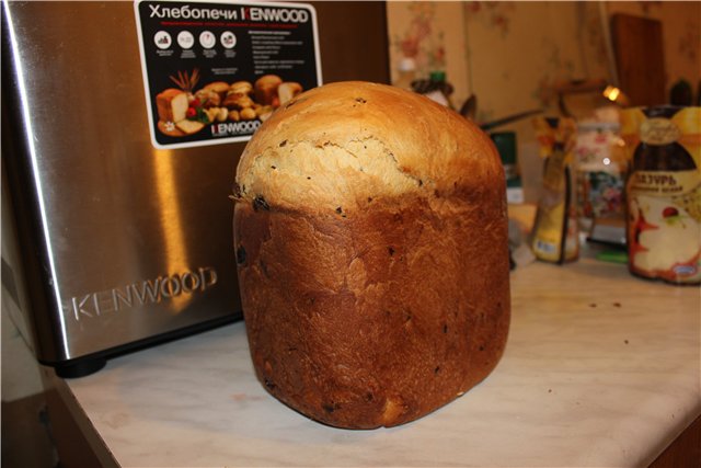 Easter cake with raisins