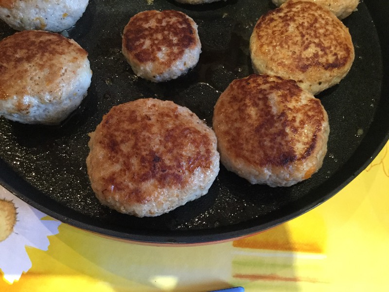 Mga ligaw na cutlet ng mag-asawa (mula sa elk at ligaw na karne ng baboy)