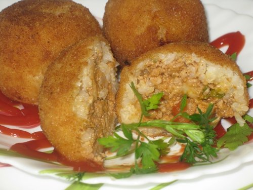 Arancini (rijstballetjes gevuld met vlees)