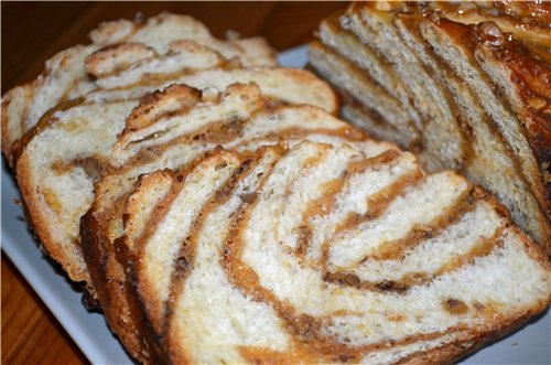 Kranz with boiled condensed milk and walnuts (cold dough)