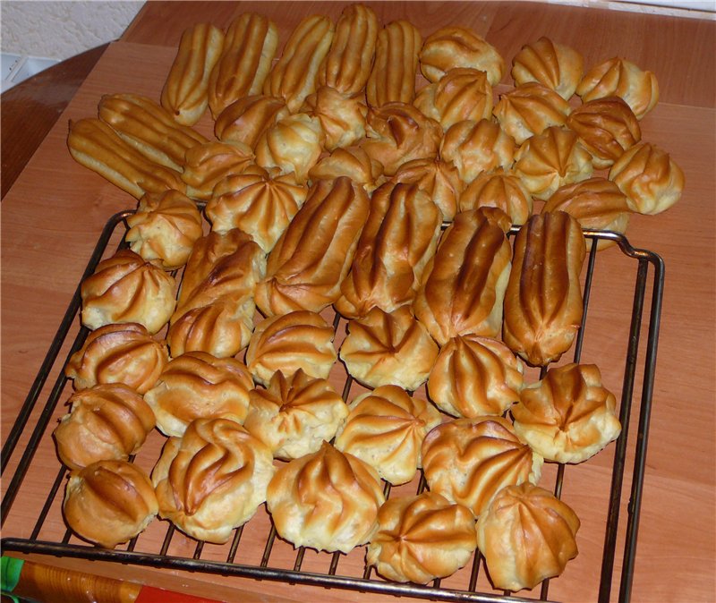 Eclairs e profiteroles con crema pasticcera, panna montata e formaggio Philadelphia