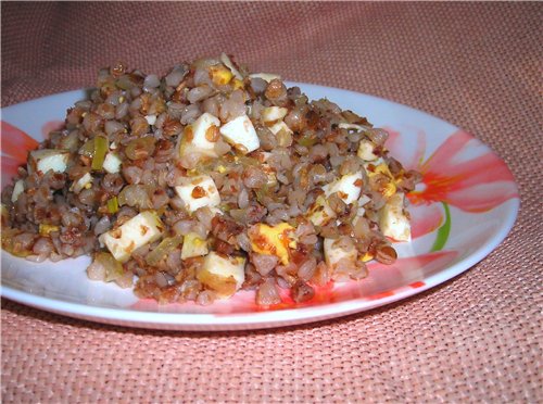 Porridge di grano saraceno con cipolle e uova