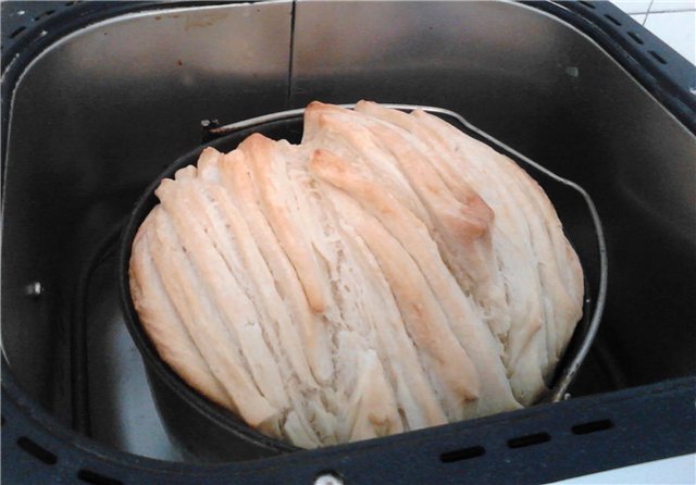 Italian bread Pane al latte Fisarmonica in the oven