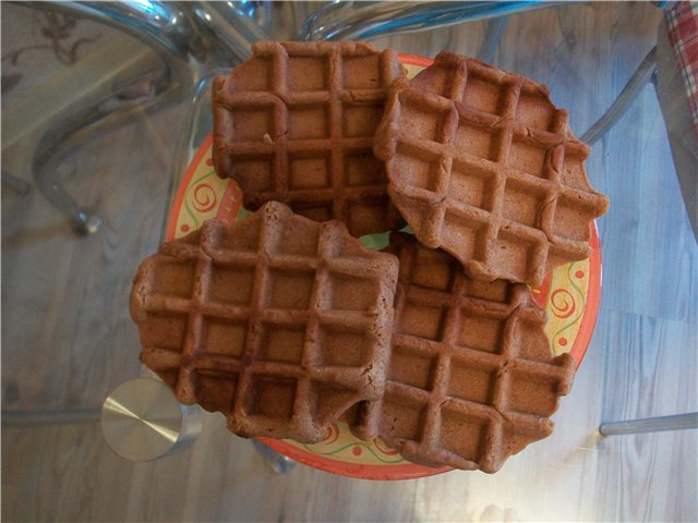 Chocolate waffles na may mga mani at berry sauce