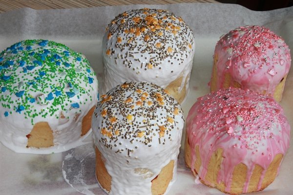 Torta di Pasqua su tuorli (impastare in una macchina per il pane)