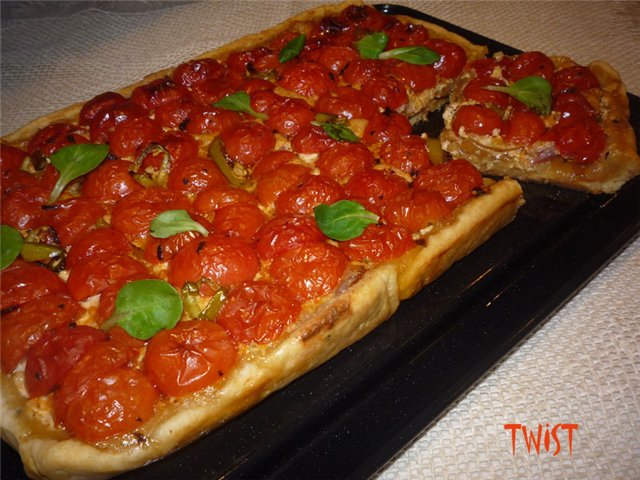 Tart with cherry tomatoes