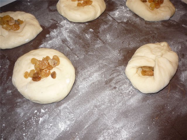 Rum-yoghurtbroodjes met rozijnen