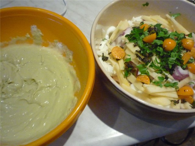 Squid salad na may maanghang na pagbibihis ng konyak