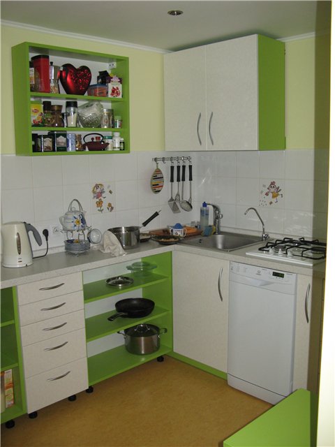 El sueño de Maniac. Cocina en colores verde claro y naranja.