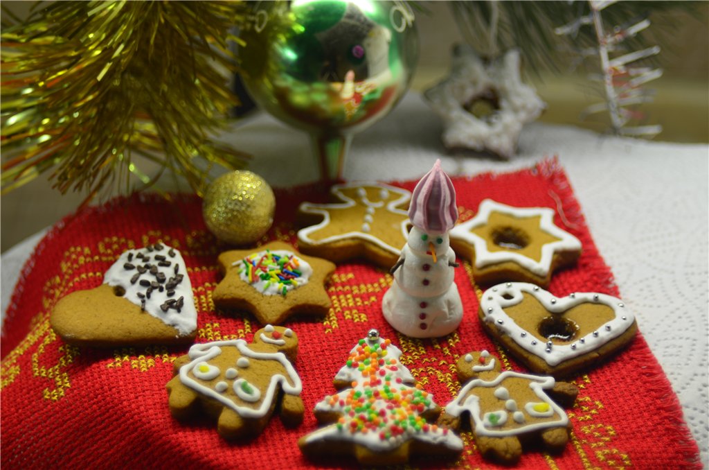 We decorate gingerbread cookies, cookies