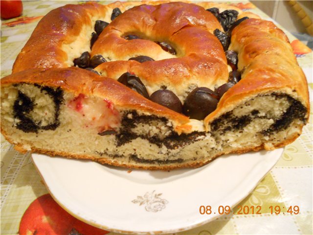 Torta a spirale con semi di papavero e prugne