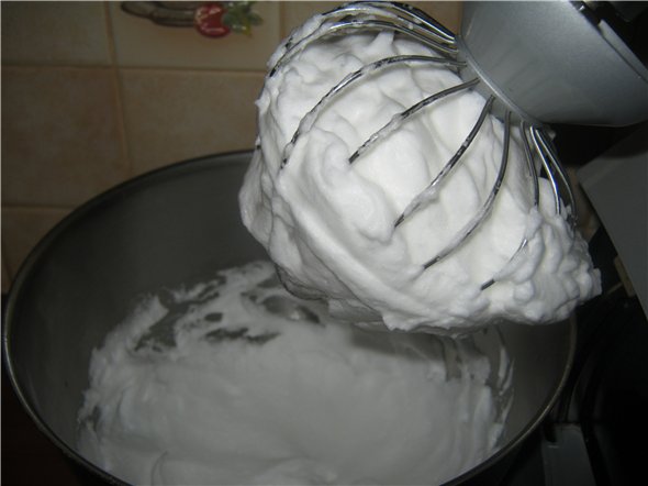 Meringue cake with fruit