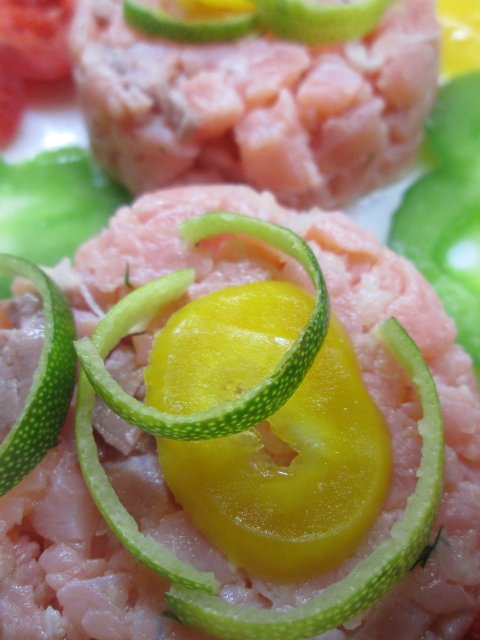 Inasnan ang salmon tartare na may mga linga