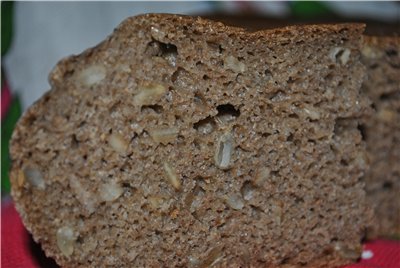 Sourdough rye tinapay sa isang gumagawa ng tinapay