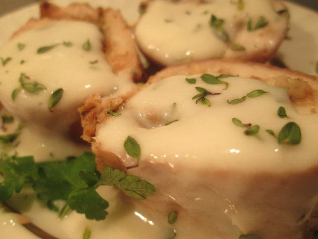 Involtini di pollo con noci e formaggio