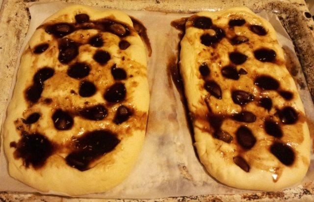 Focaccia met knoflook en zuurdesem rozemarijn.