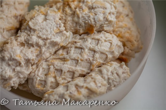 Salsicce in pasta in una macchina per waffle-waffle Pyshka-3