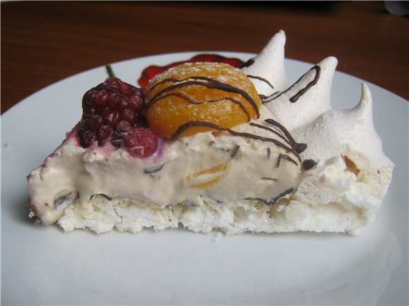 Meringue cake with fruit