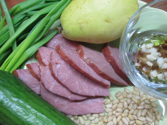 Ensalada de piñones y pera