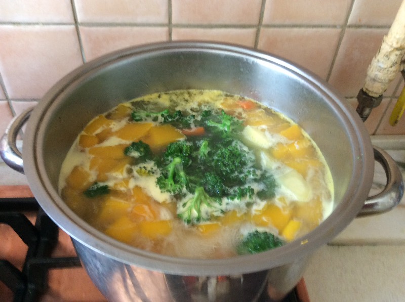 Zuppa di purea di zucca, broccoli e peperoncino