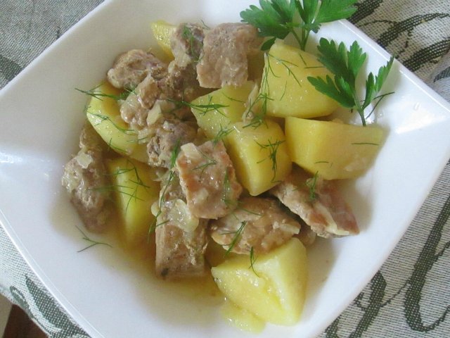 Patatas na nilaga ng karne sa isang multicooker Brand 6051