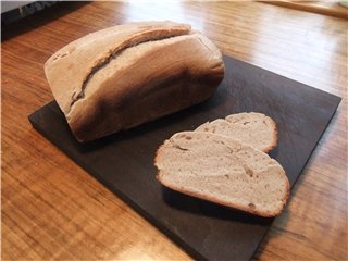 Sourdough na tinapay na gawa sa 1 grade harina (sa isang gumagawa ng tinapay)