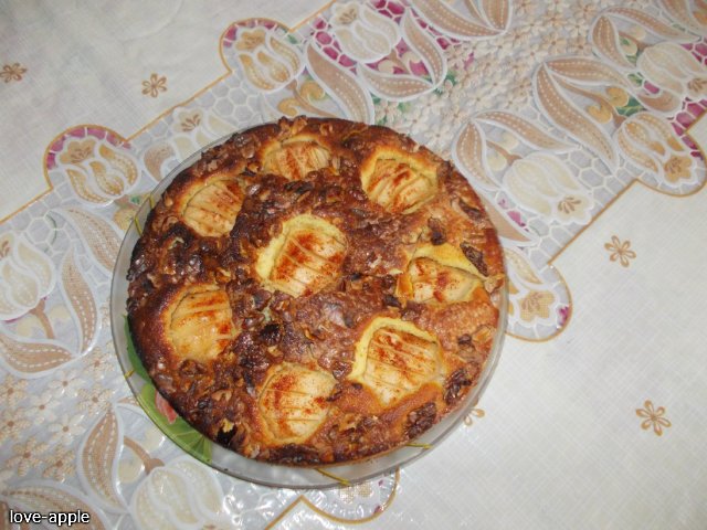 Mosaico de manzana con tarta de avellana