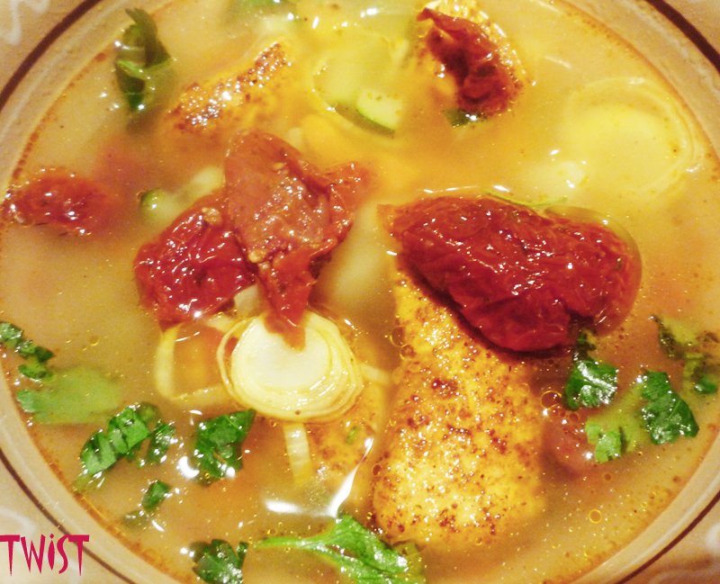 Soup with zucchini and sun-dried tomatoes (Lunch from Truffaldino from Bergamo)