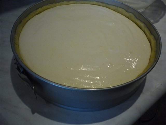 Pastel de crema agria con plátanos y moras