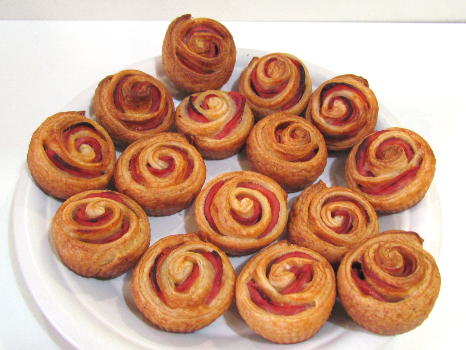 Roses de salsitxa en pasta de full (forn)