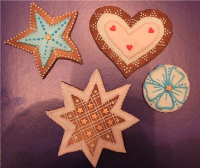 We decorate gingerbread cookies, cookies