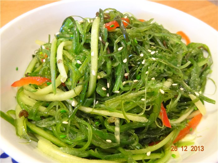 Ensalada Chuka con pepino y pimiento dulce