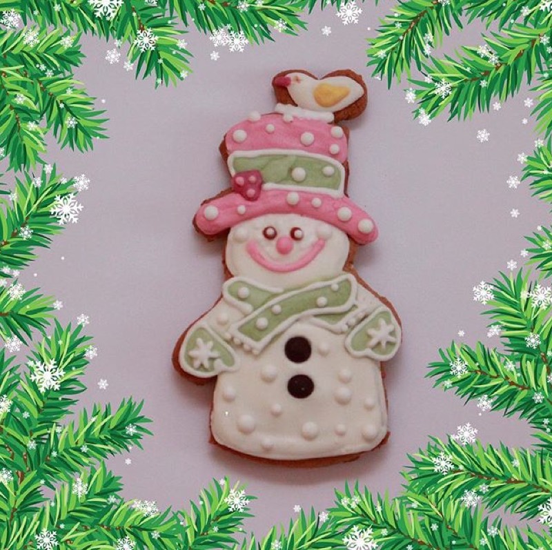 We decorate gingerbread cookies, cookies