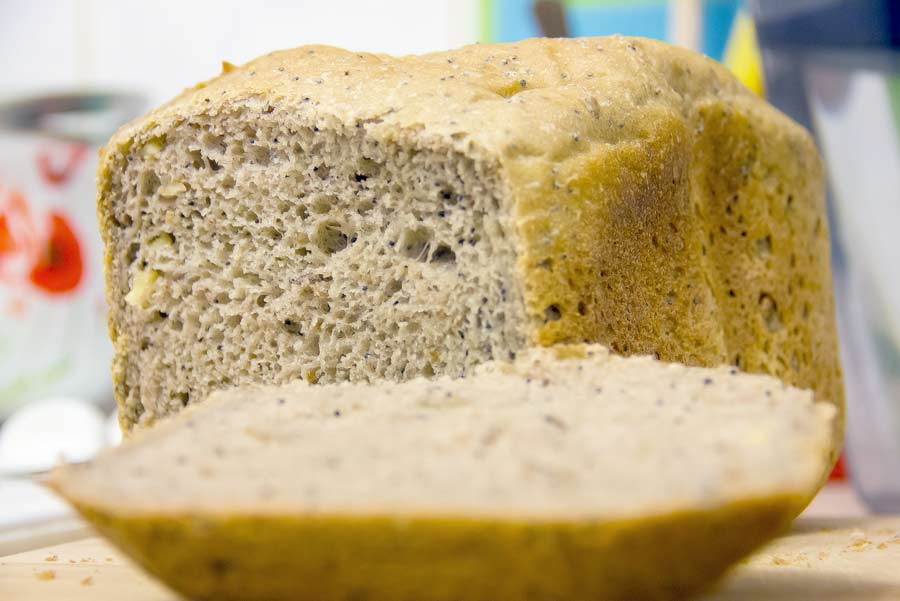 Pane di grano saraceno con semi di papavero, semi di lino, noci