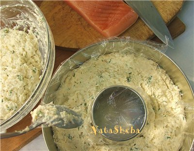 Gelaagde Russische salade met forel en filmkaviaar.