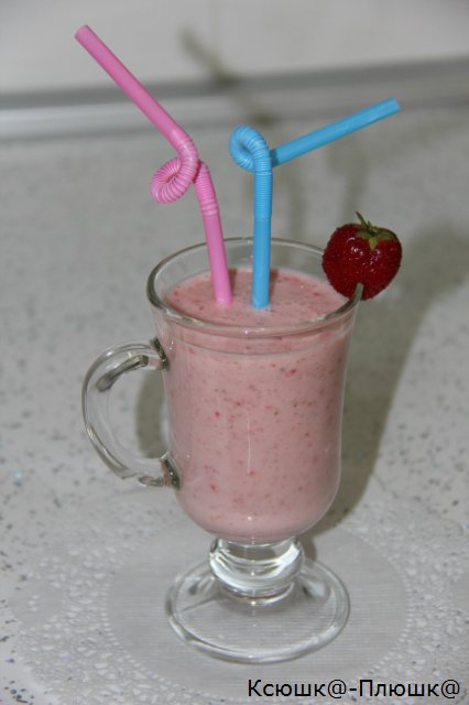 Cocktail di yogurt alla fragola e banana