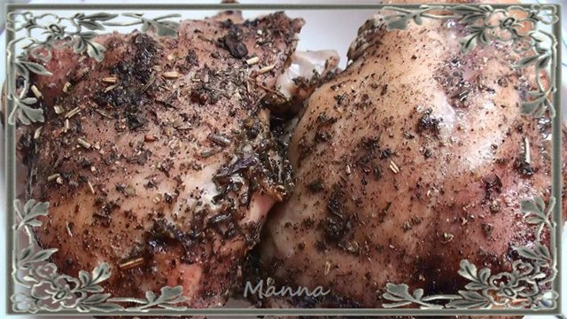 Chicken thighs with potatoes baked in the airfryer