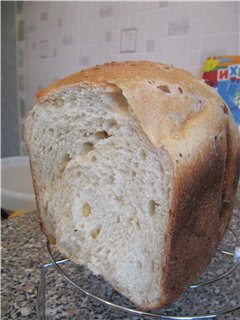 Pane al formaggio in una macchina per il pane