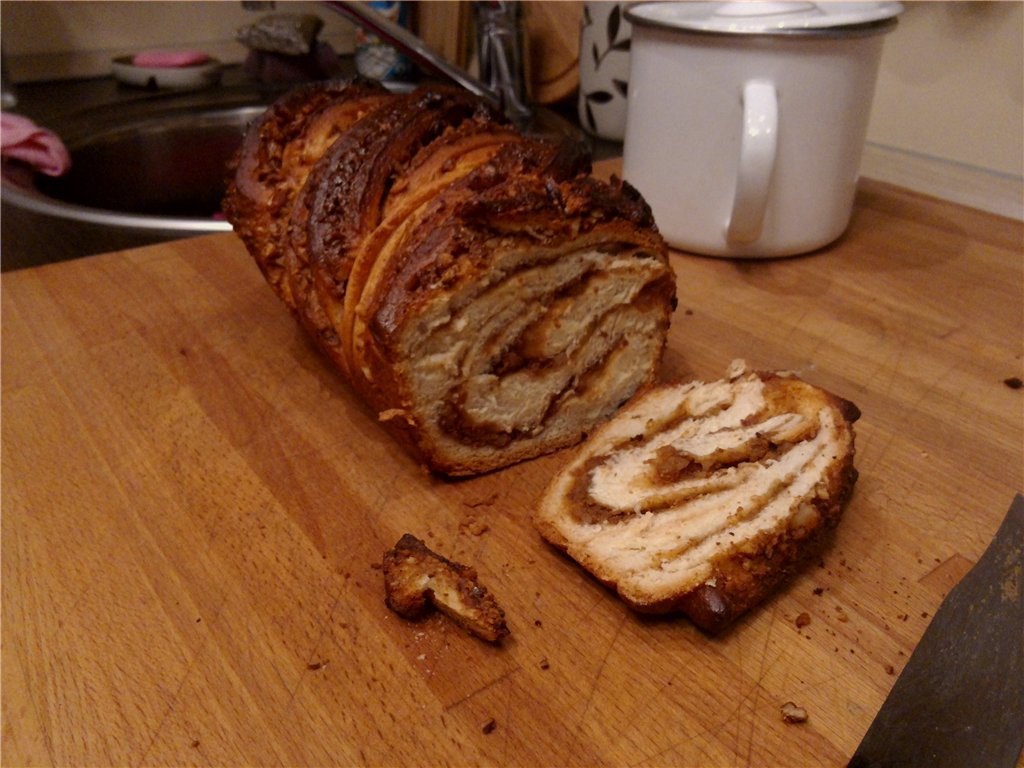 Kranz con latte condensato bollito e noci (su pasta fredda)