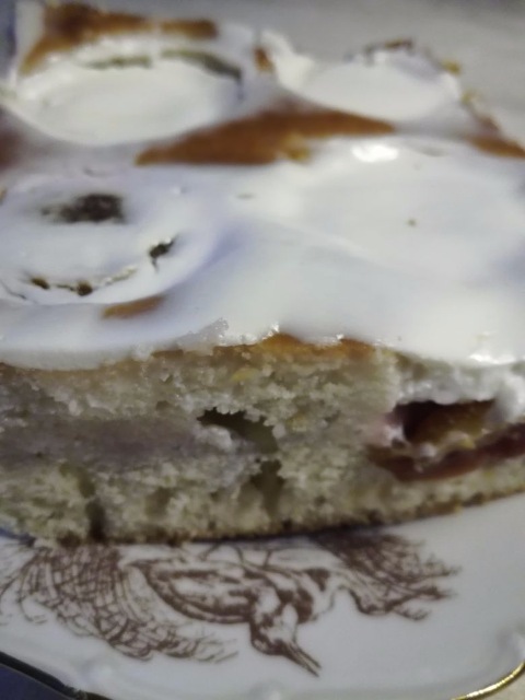 Pastel de ciruela con relleno de crema agria