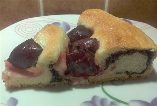 Torta a spirale con semi di papavero e prugne