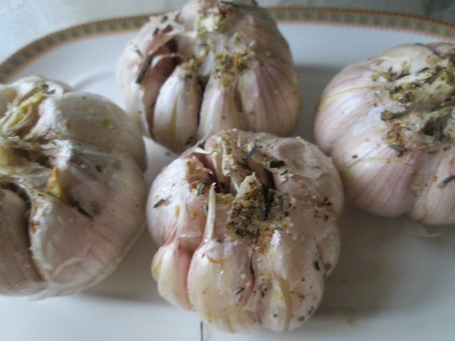 Baked garlic with oil and herbs