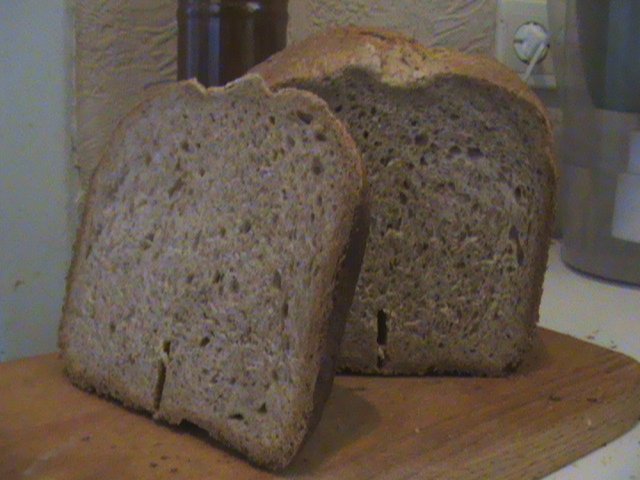 Pane grigio su birra leggera in una macchina per il pane