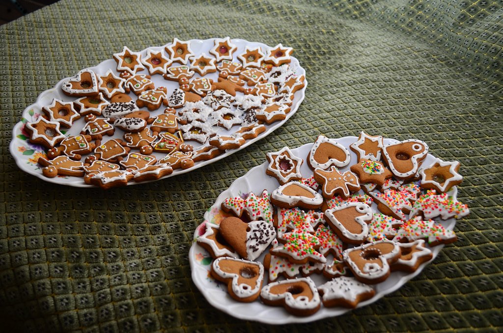 We decorate gingerbread cookies, cookies