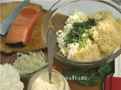 Gelaagde Russische salade met forel en filmkaviaar.