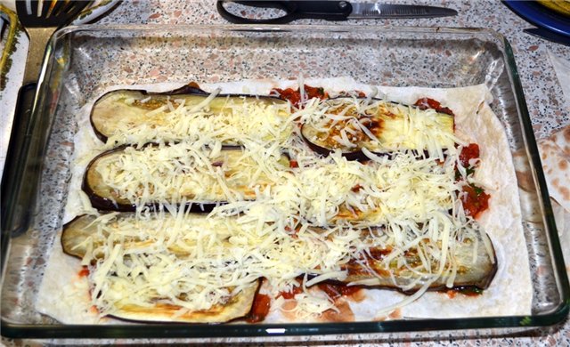 Torta di sfoglia di lavash con melanzane e formaggio