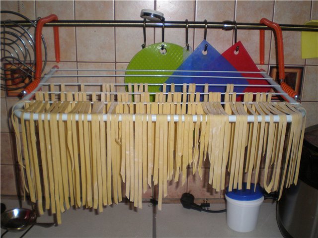 Tagliatelle fatte in casa, ravioli e tutto il necessario per prepararli